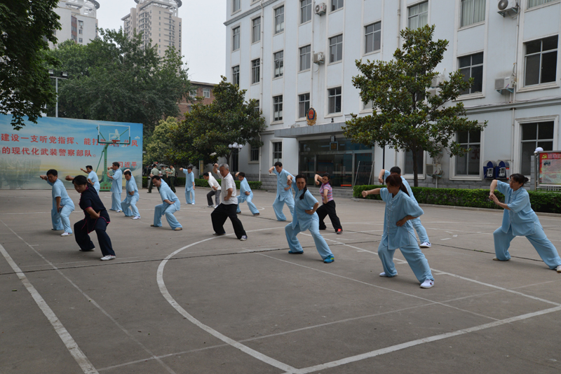 聘請(qǐng)陳式太極拳知名教練教學(xué)，開展太極拳興趣小組活動(dòng)。