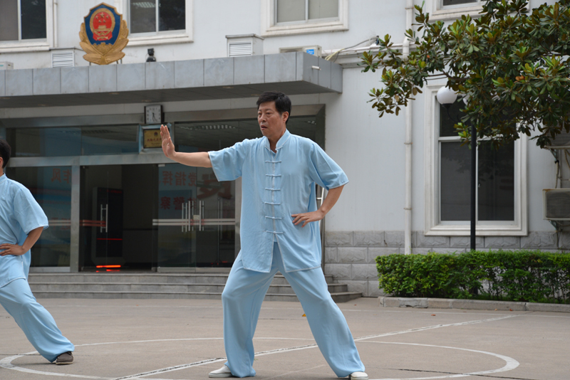 聘請(qǐng)陳式太極拳知名教練教學(xué)，開展太極拳興趣小組活動(dòng)。