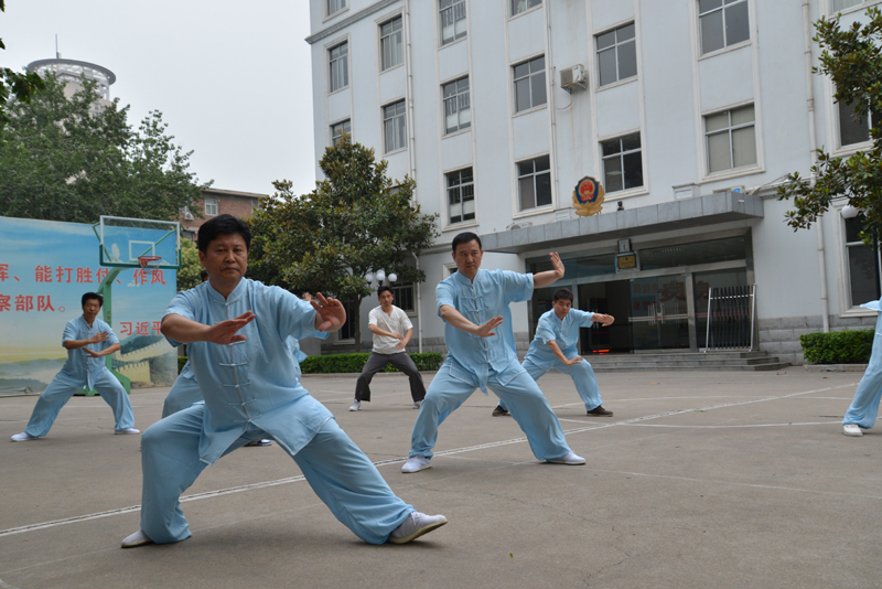 聘請(qǐng)陳式太極拳知名教練教學(xué)，開展太極拳興趣小組活動(dòng)。