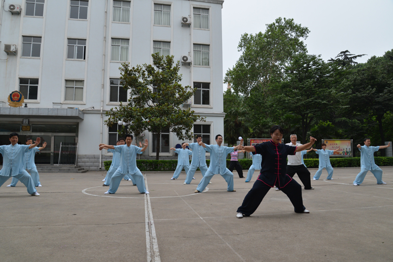 聘請(qǐng)陳式太極拳知名教練教學(xué)，開展太極拳興趣小組活動(dòng)。